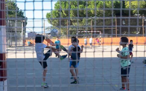 Al pati del Poliesportiu hi ha una pista de futbol o handbol