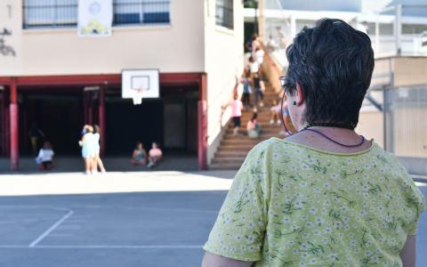 Al pati del Poliesportiu també hi ha pistes de bàsquet