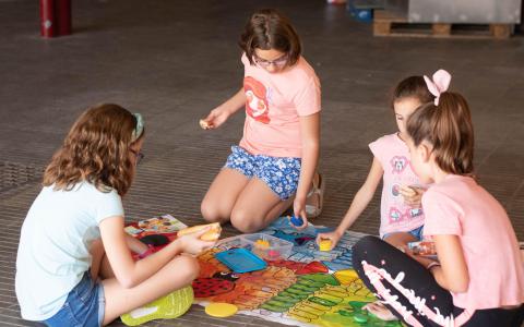 Al pati del Poliesportiu els alumnes disposen de material divers