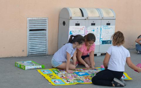 Al pati del Poliesportiu els alumnes disposen de material divers