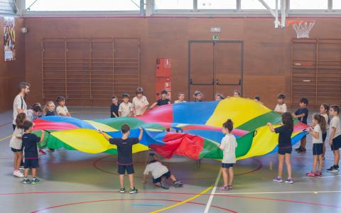 El Pavelló es fa servir per activitats d'Educació Física tant de petits com de grans