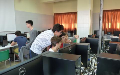 Aules d’informàtica equipades amb ordinadors de sobretaula