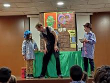 Els nens i nenes de Cicle Mitjà veiem una obra de teatre en anglès